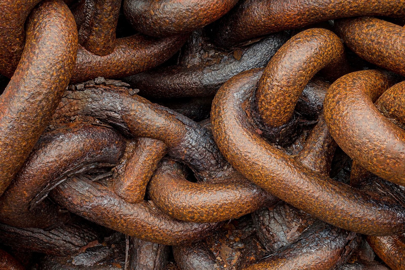 Close view of heavy rusted chain links